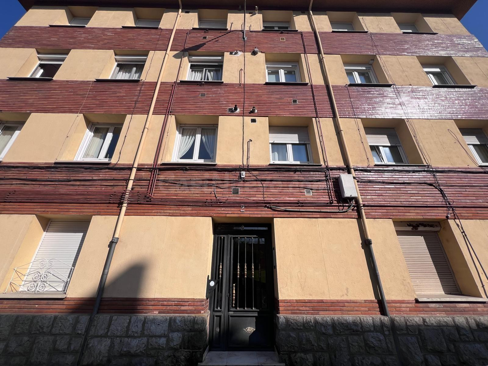 Vivienda luminosa con vistas ajardinadas y aparcamiento en recinto privado .