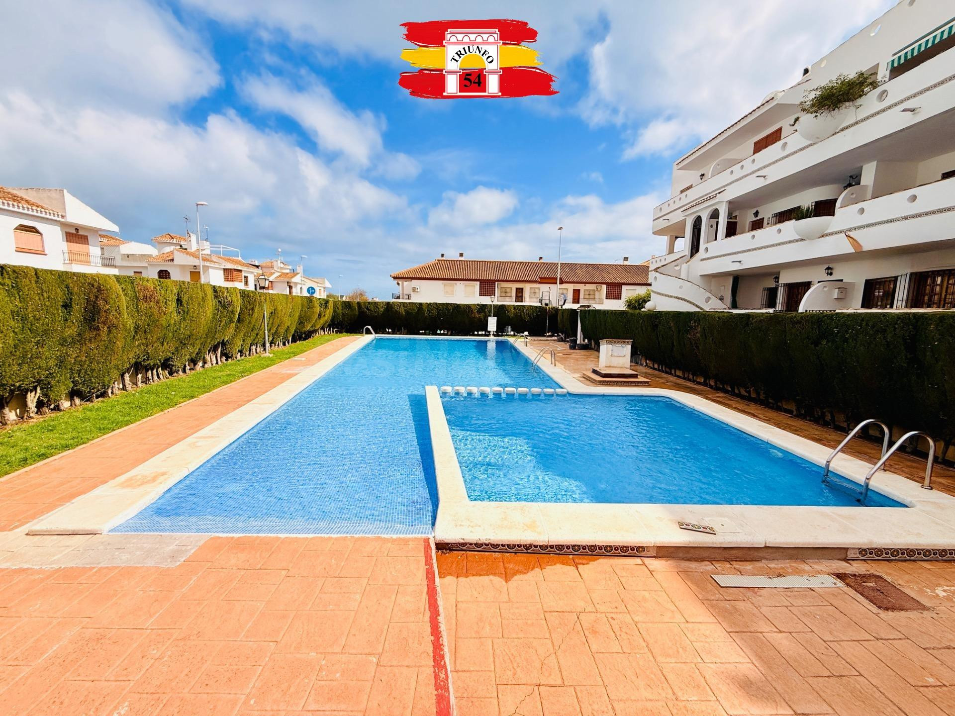 Apartamento con vistas al mar y piscina comunitaria en Pueblo Latino