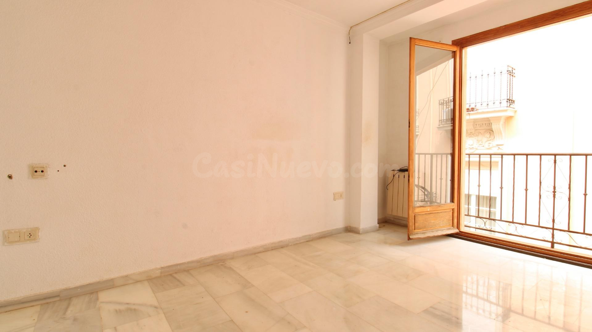 Gran piso en pleno centro de Granada, luz y ubicación inmejo - foto 2