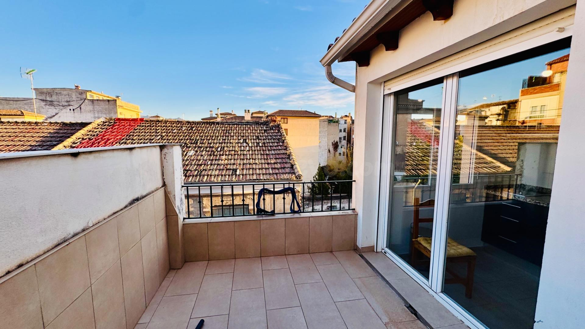 ÁTICO CON TERRAZA EN EL CENTRO DE GRANADA | REF. DLR 00205