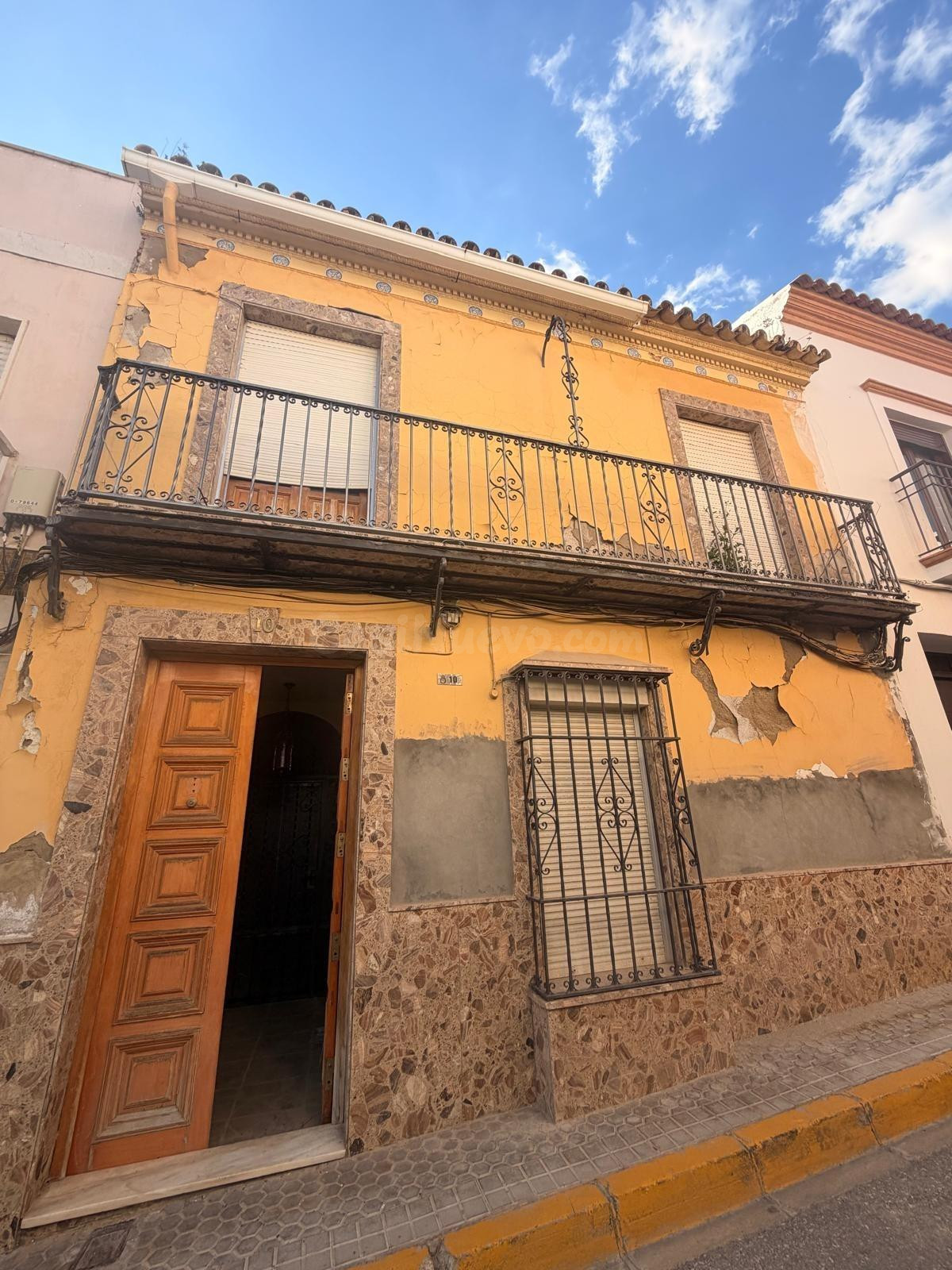 Amplia Casa de Dos Plantas con Posibilidades de Reforma en calle San Juan Bosco!