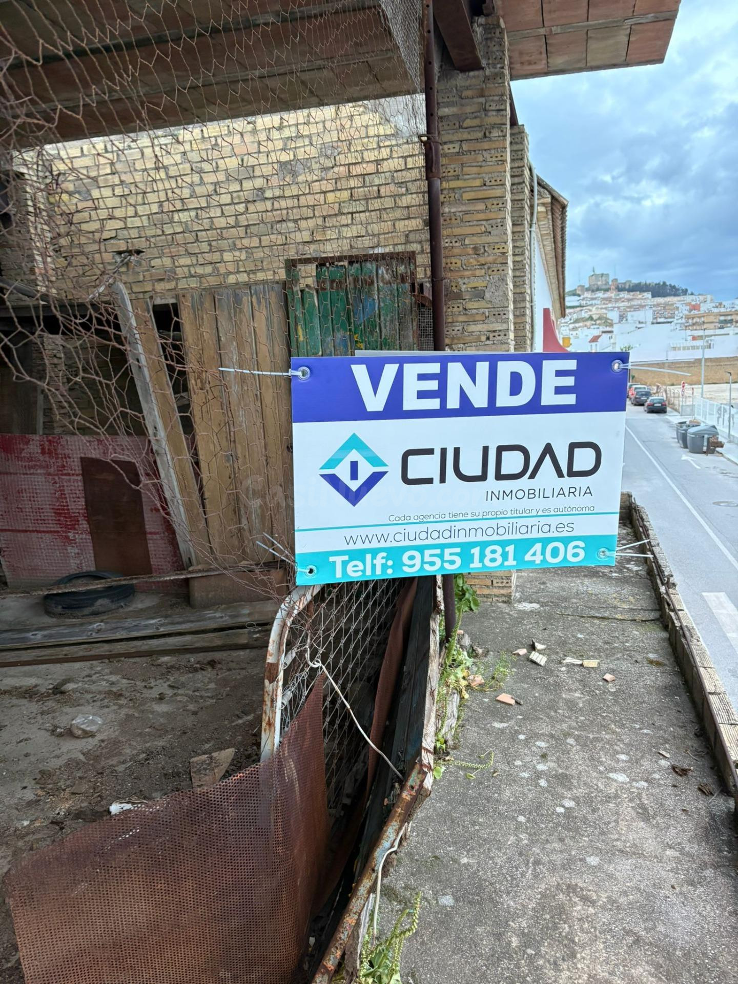 Amplia Casa en Bruto con Potencial de Desarrollo en Avda. Arahal.- Zona Pantano.