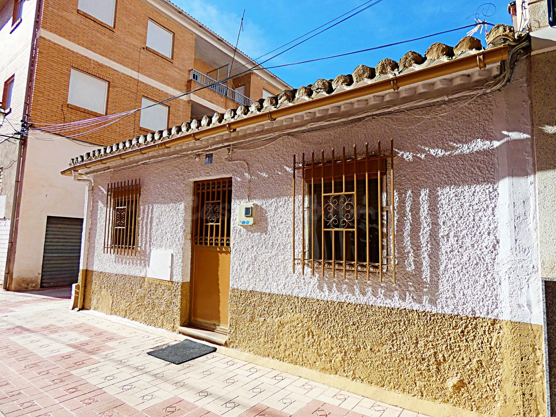 Casa en esquina con patio y posibilidad de ampliar – San Francisco Javier, Granada