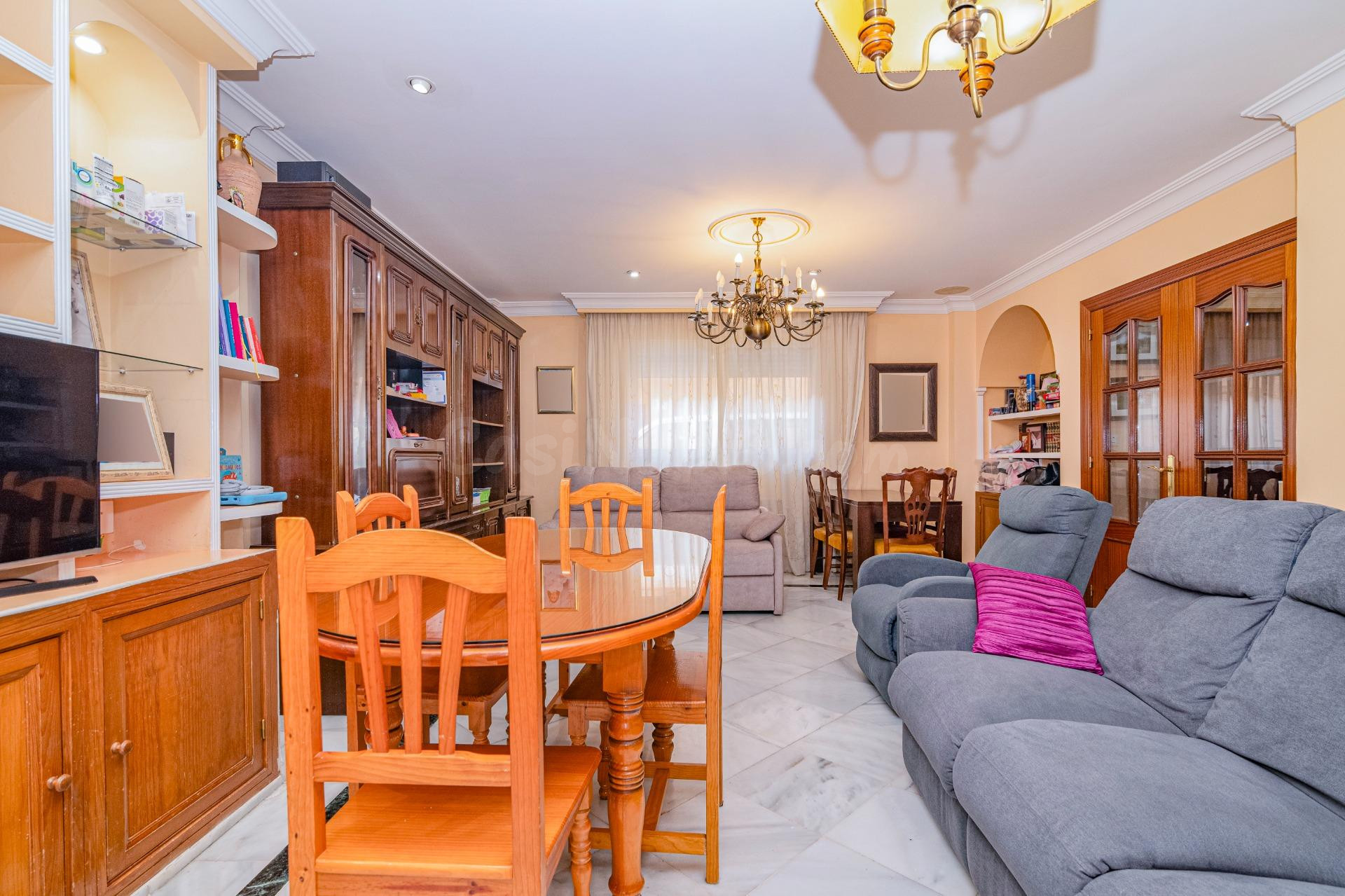 CASA ADOSADA EN LA ZUBIA