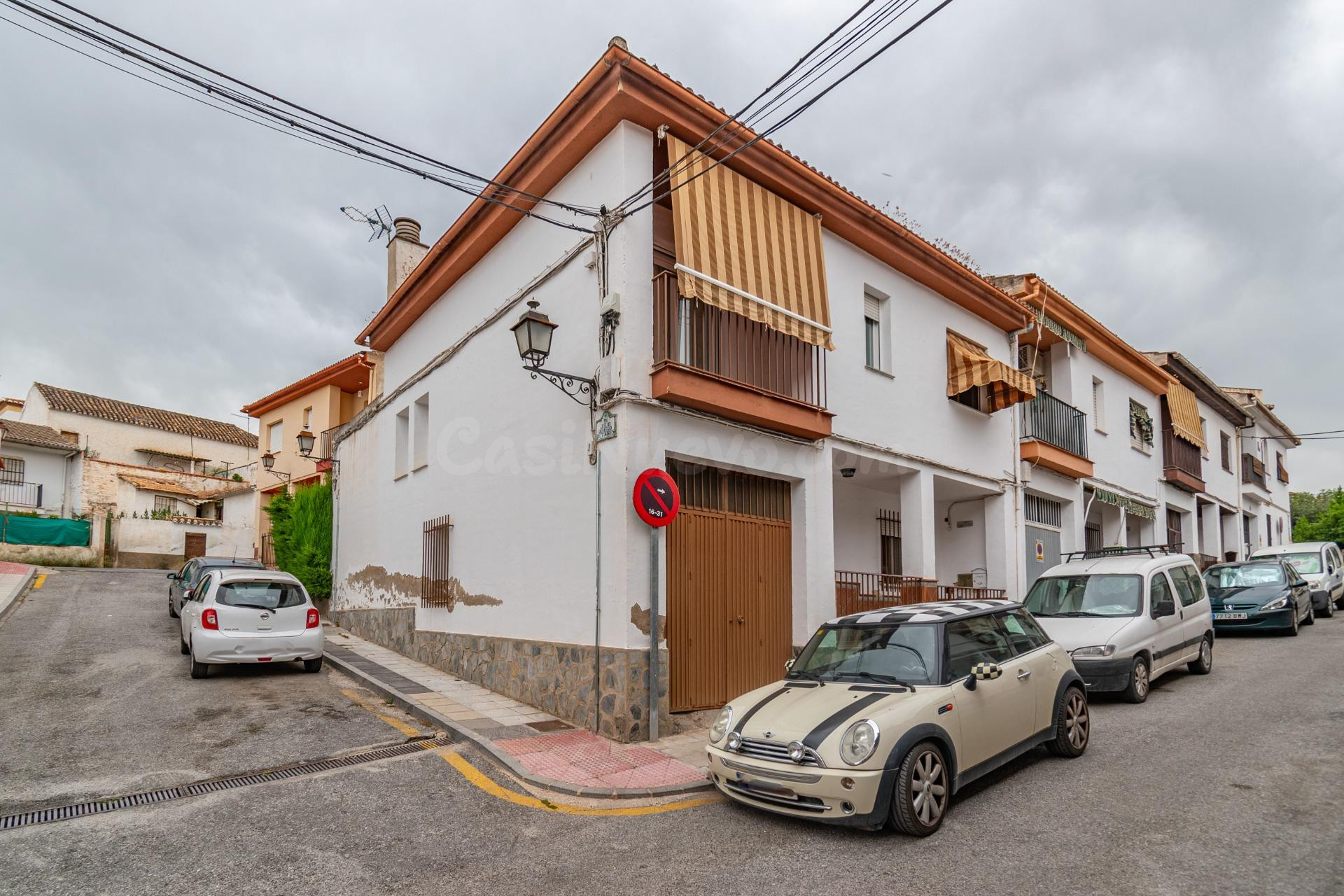 Casa en La Zubia con amplio patio y tres dormitorios.
