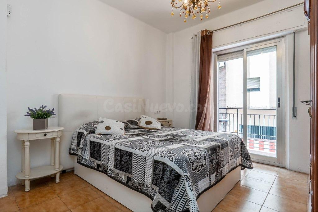 Piso con cuatro dormitorios y dos baños junto al Hipercor