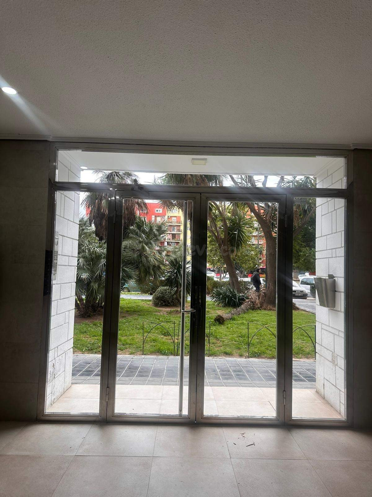 Amplio y Moderno Piso Reformado en Soternes, Valencia