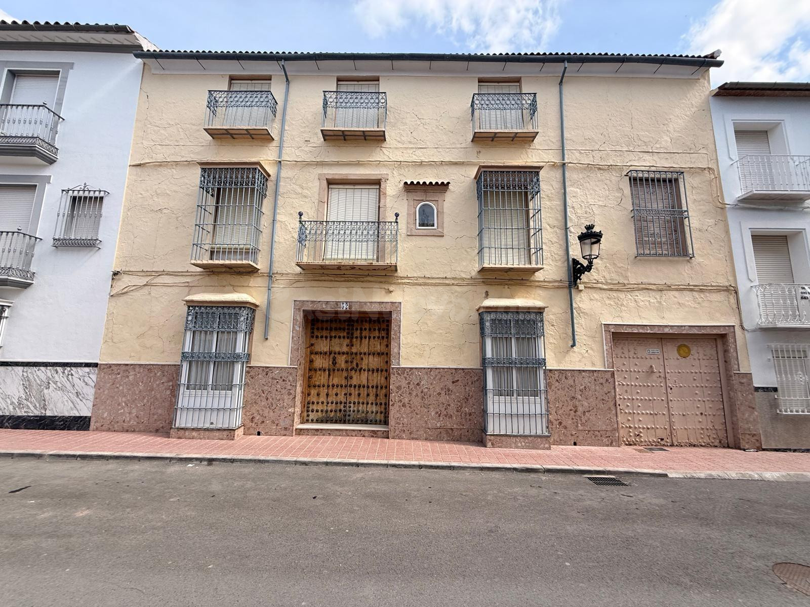 Casa señorial con gran fachada y patios en Aguilar de la Frontera (Córdoba)