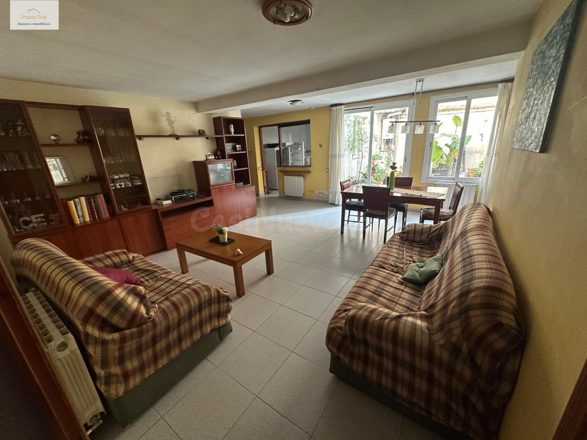 Planta baixa de 110 m2 adaptada, amb pati i entrada independent