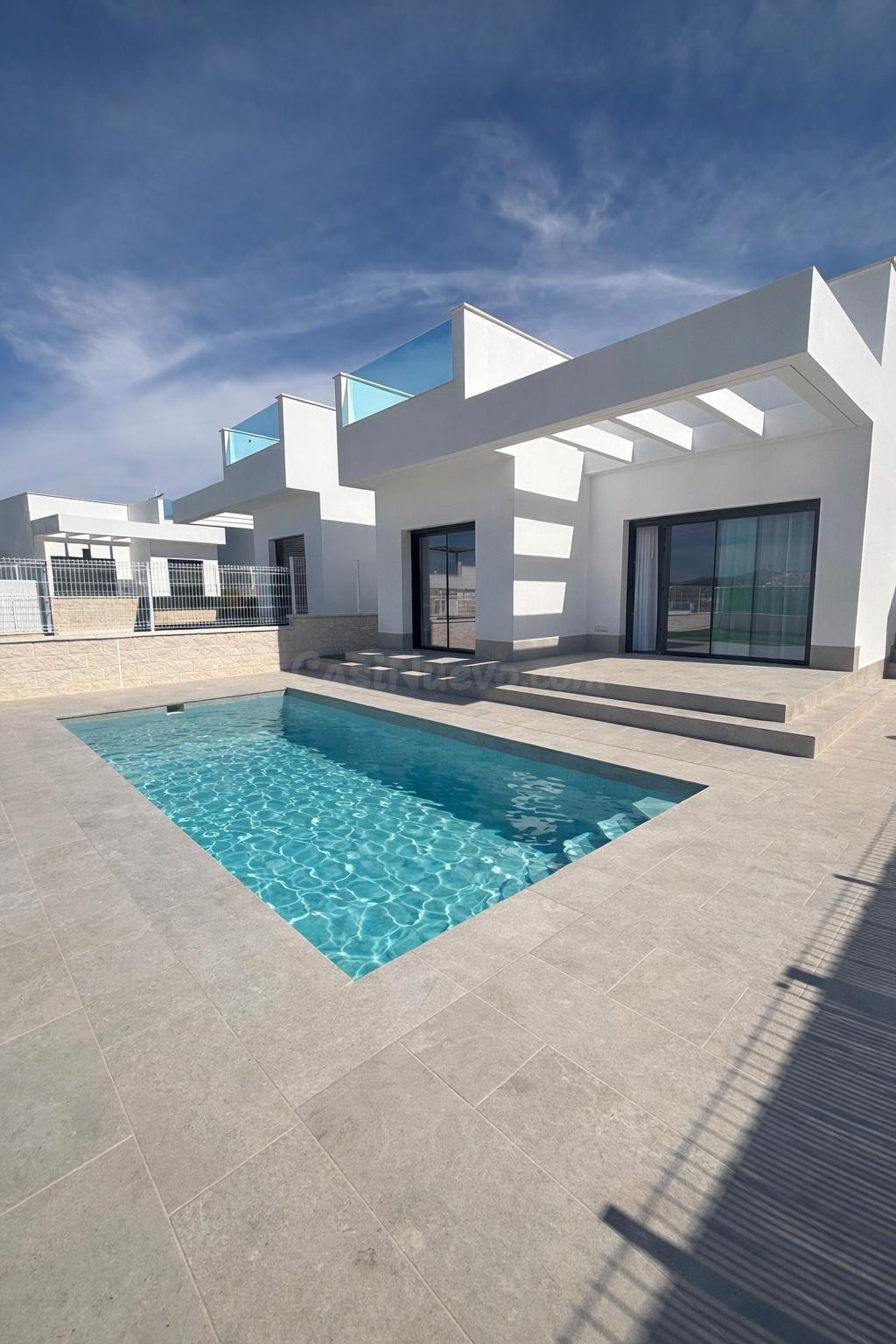 Preciosa villa soleada con piscina privada y parcela independiente!!