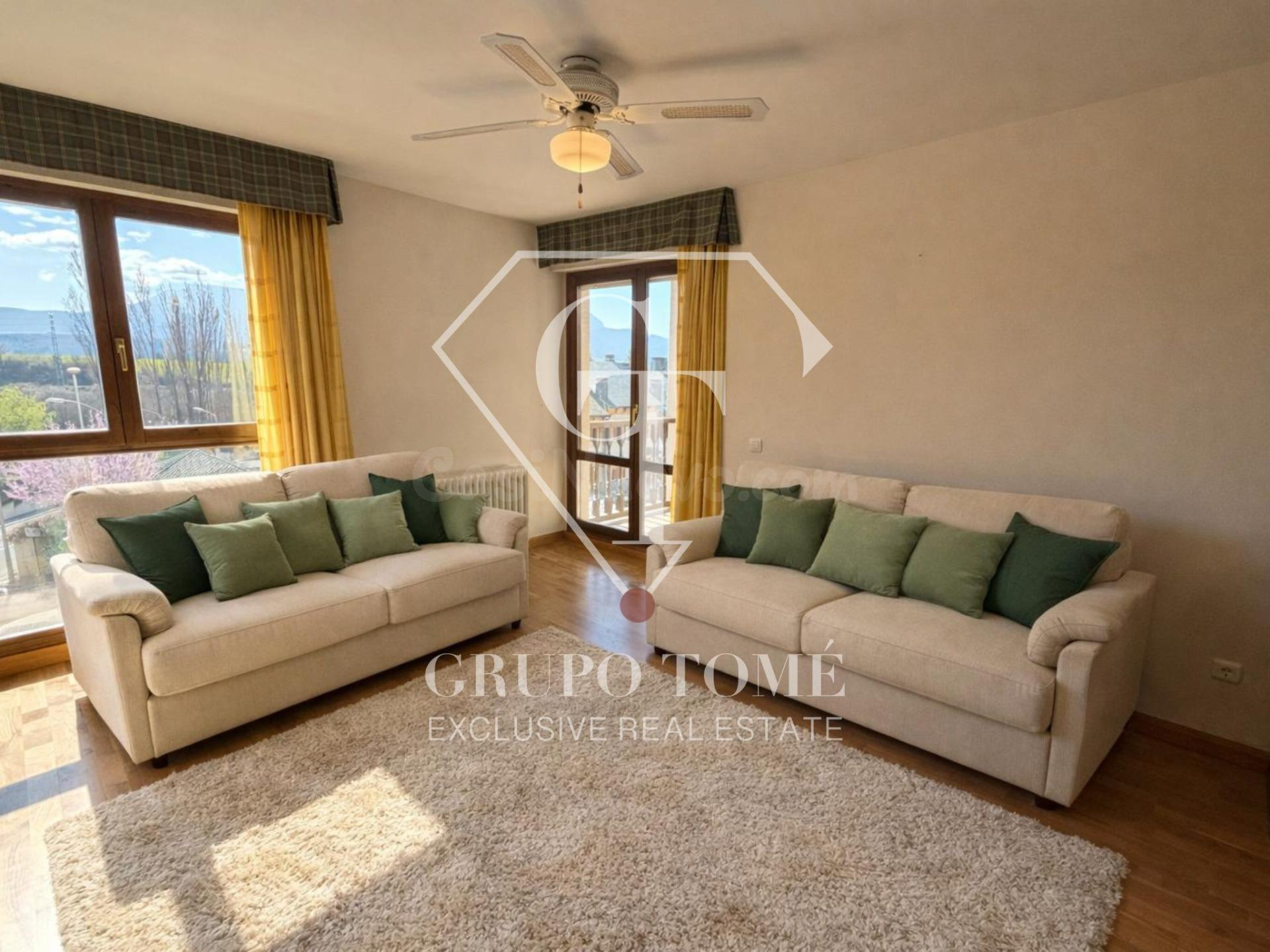 Vivienda luminosa con terraza, garaje y piscina en Jaca