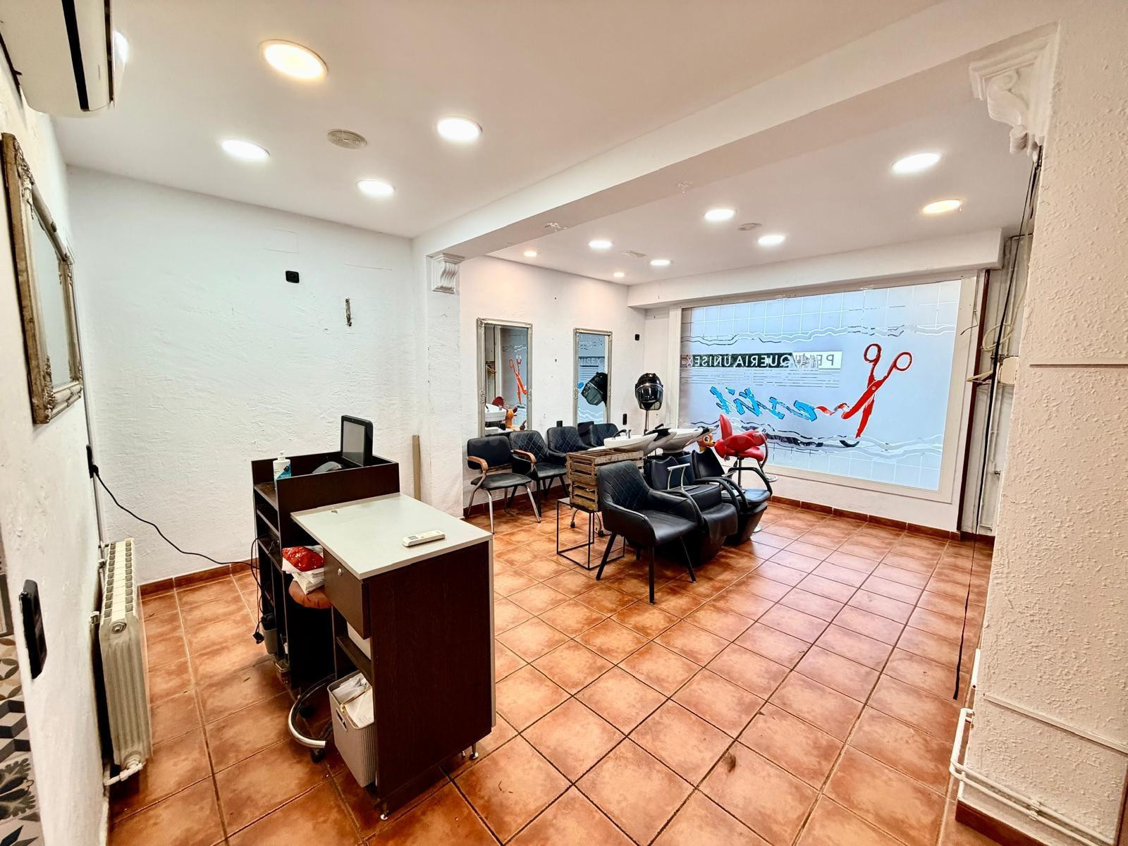 Local esquinero en Calaguido, muy luminoso