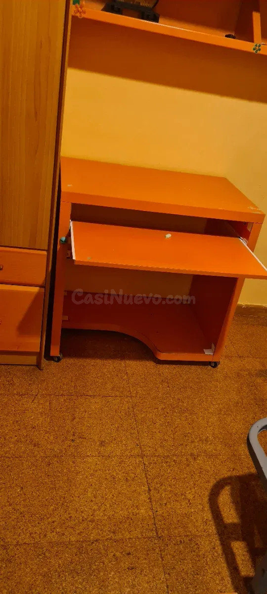 Escritorio y silla con ruedas para ordenador