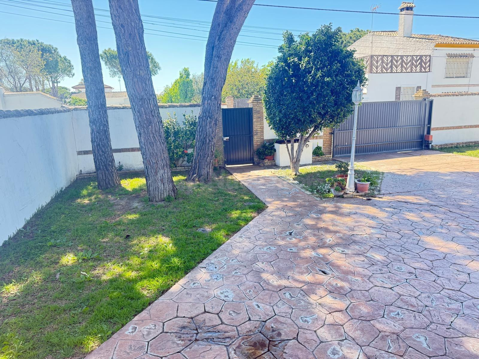 VENTA DE CHALET URBANO CTRA. LA BARROSA - foto 2