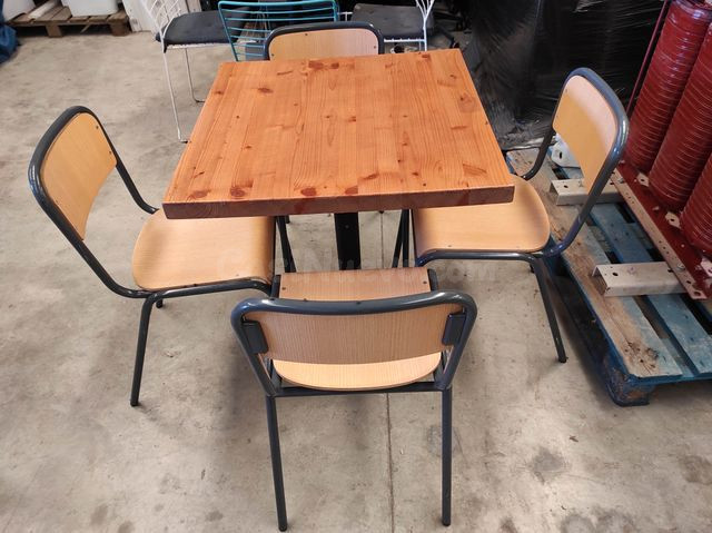 Sillas de estructura metálica con madera