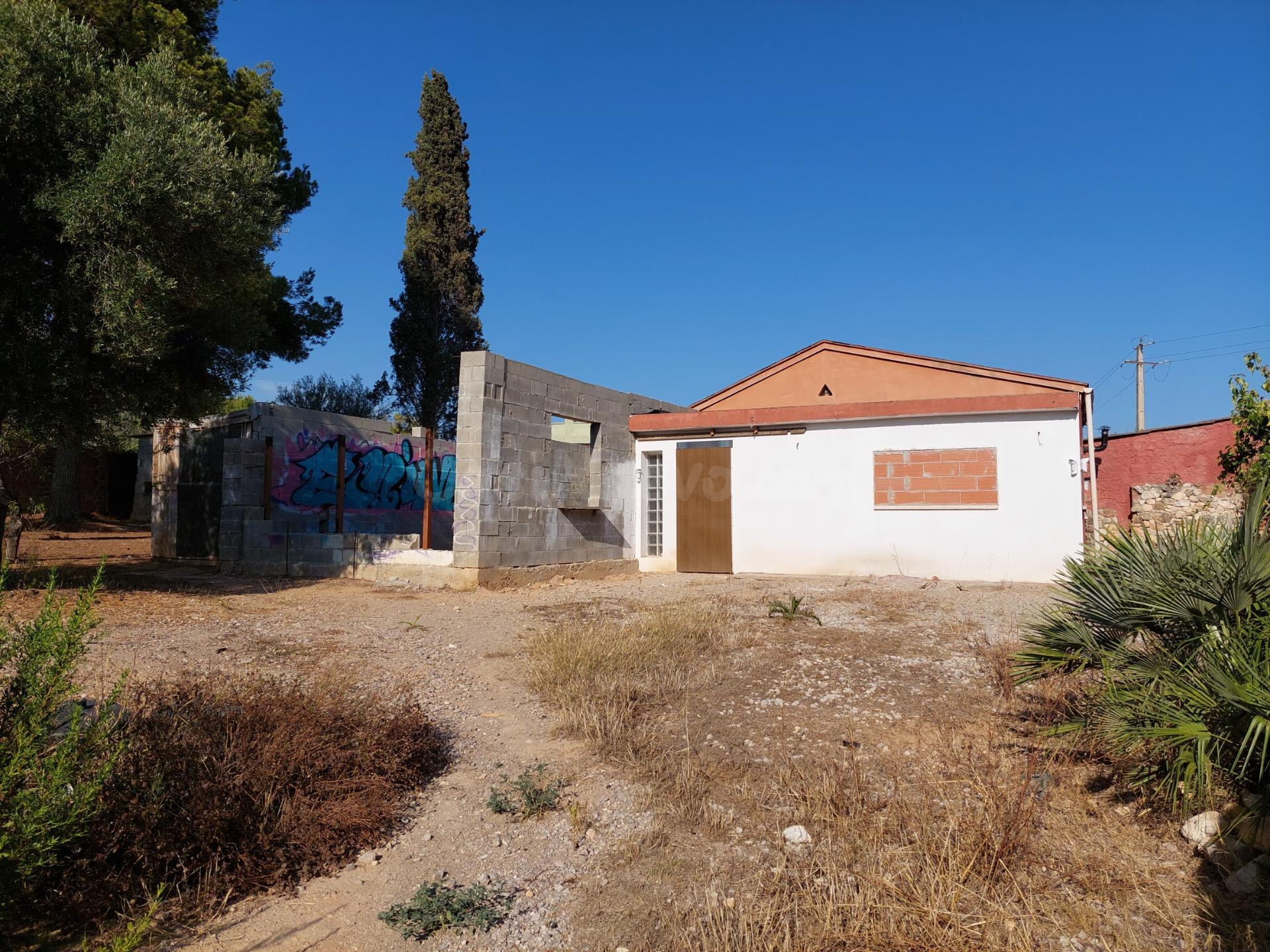 Solar esquinero de 600 m2 con vivienda para reformar en Mas Pares de Dalt (Sant Pere de Ribes)