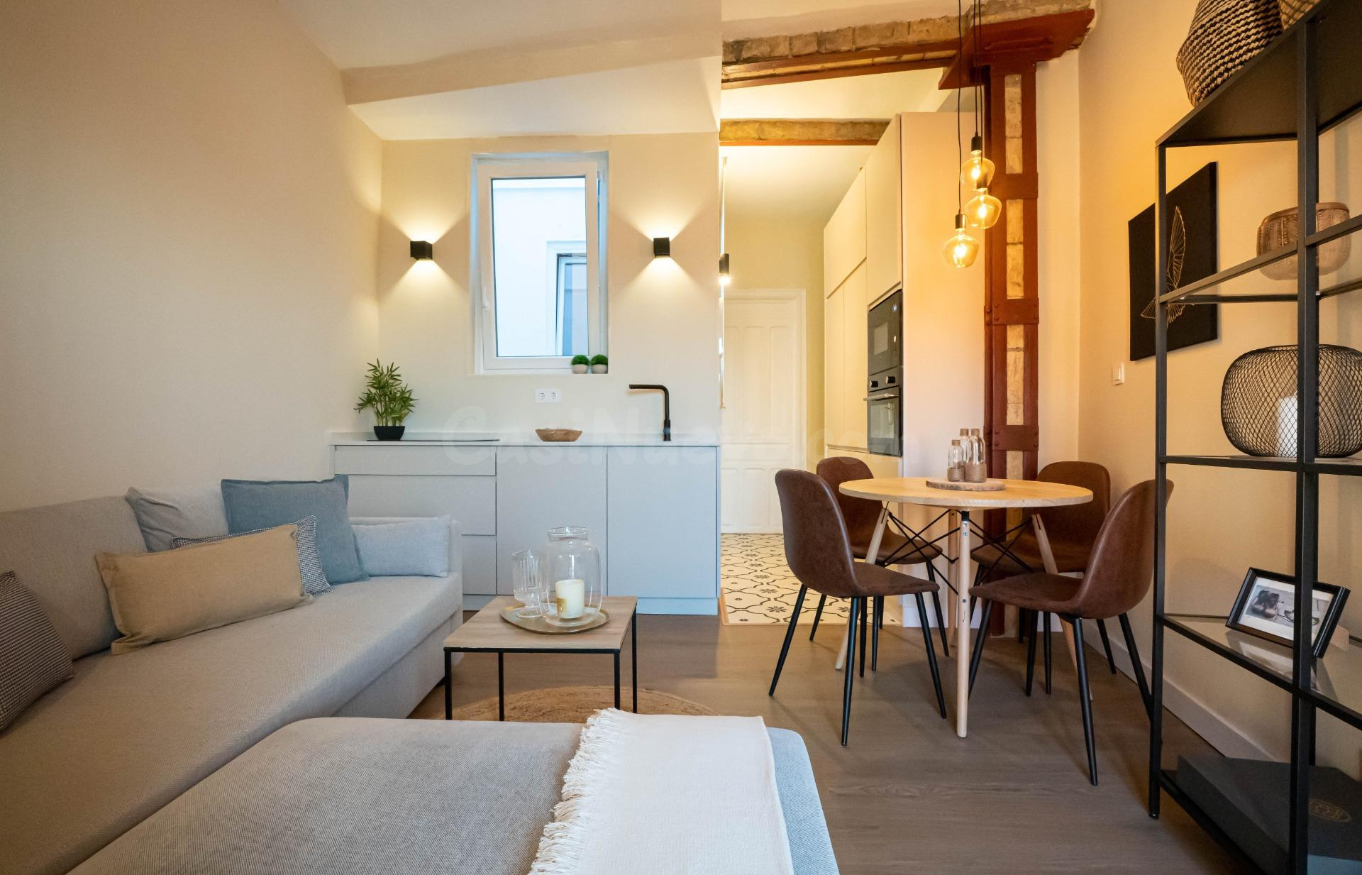 PISO CÉNTRICO Y LUMINOSO CON TECHOS ALTOS Y TRASTERO