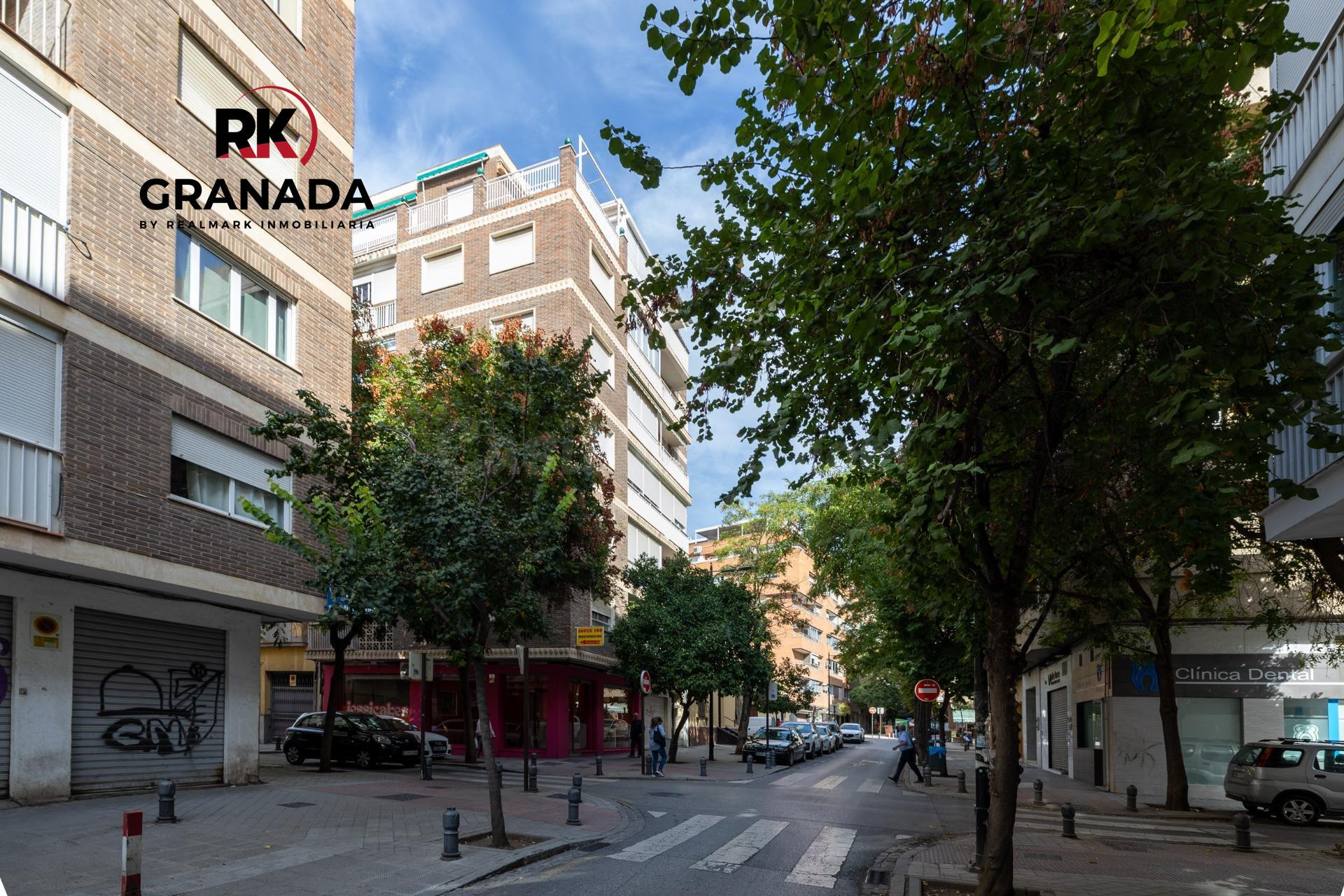 Piso de  cuatro dormitorios en la zona Alhamar