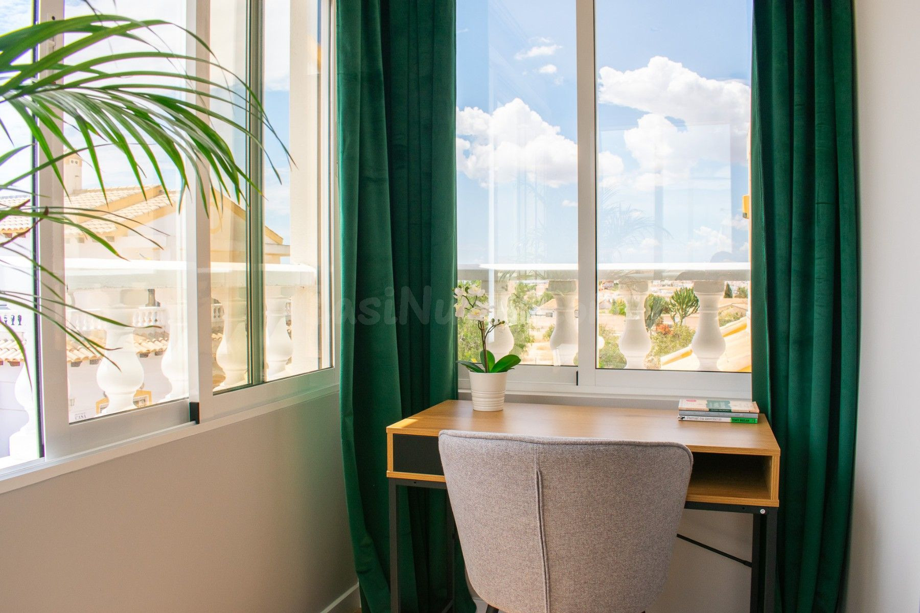 Casa adosada reformada (aprox. 83 m2) con terraza/jardín y gran piscina comunitaria.