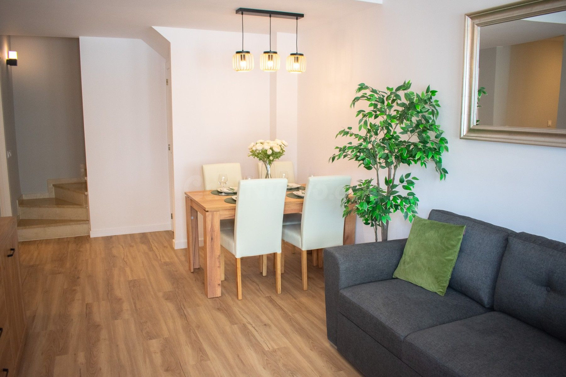 Casa adosada reformada (aprox. 83 m2) con terraza/jardín y g - foto 2