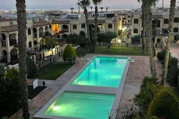 Acogedora planta baja (aprox. 58 m2) con una gran terraza frente a la casa, en el popular Arco Mediterraneo IX, con dos grandes zonas de piscina.