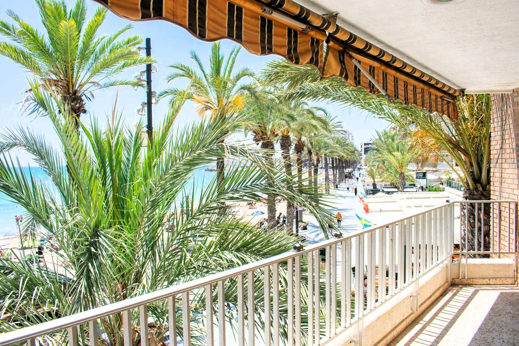 Apartamento luminoso y espacioso (aprox. 118 m2 – 1.ª planta) con amplio balcón al suroeste ¡en primera línea de playa en Playa del Cura!