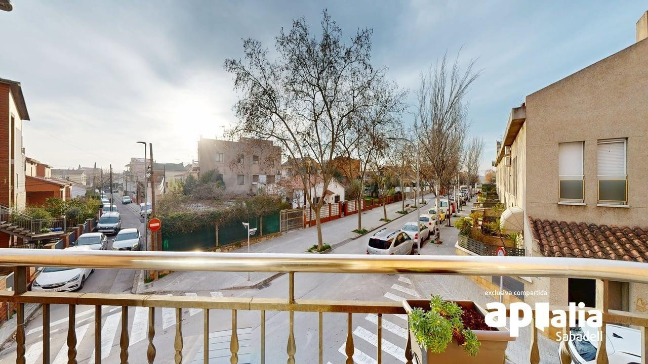 PISO CON BALCÓN Y ASCENSOR!!!