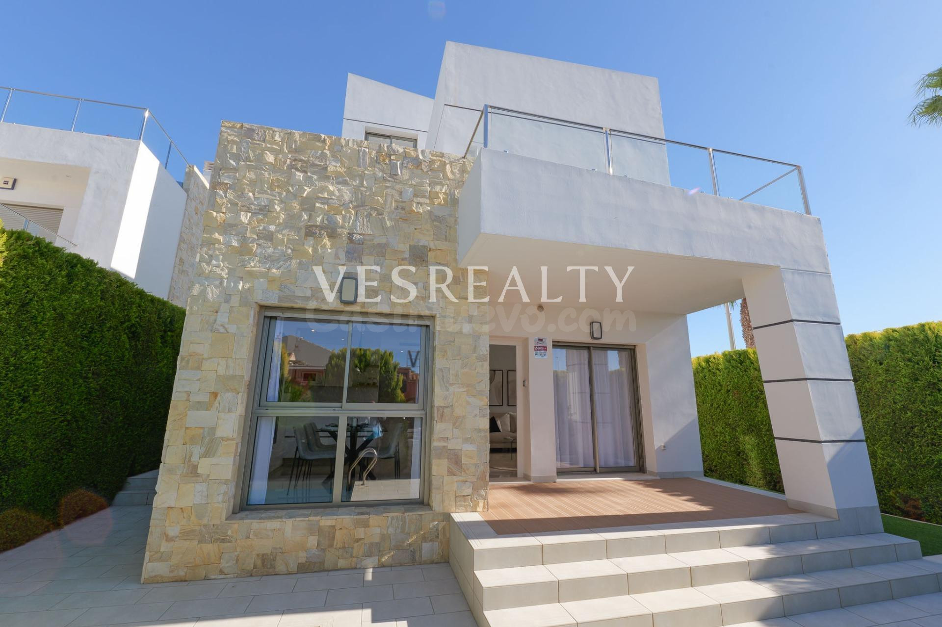 Villa de lujo lista para entrar a vivir con piscina en Playa - foto 2