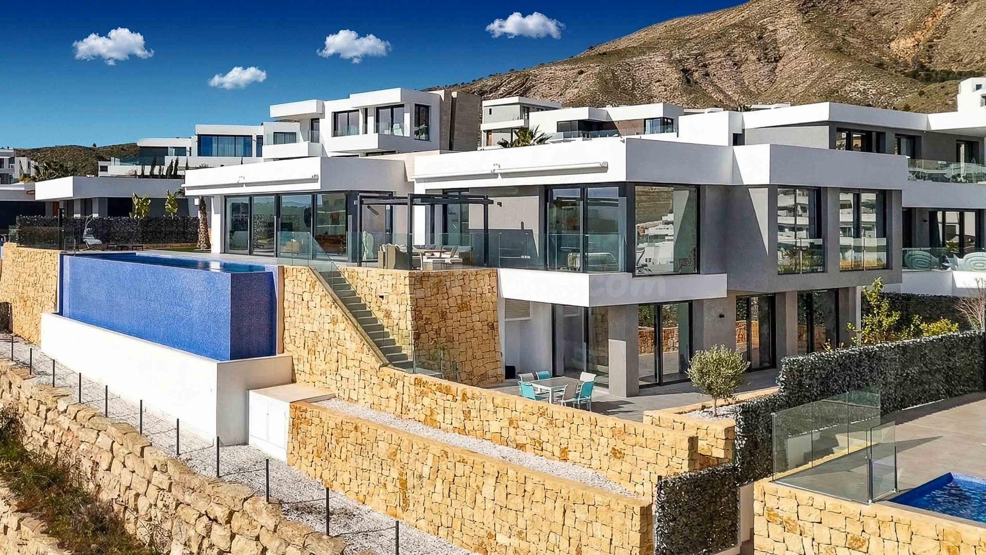 Exclusiva villa contemporánea con piscina infinity y vistas panorámicas al mar - foto 2