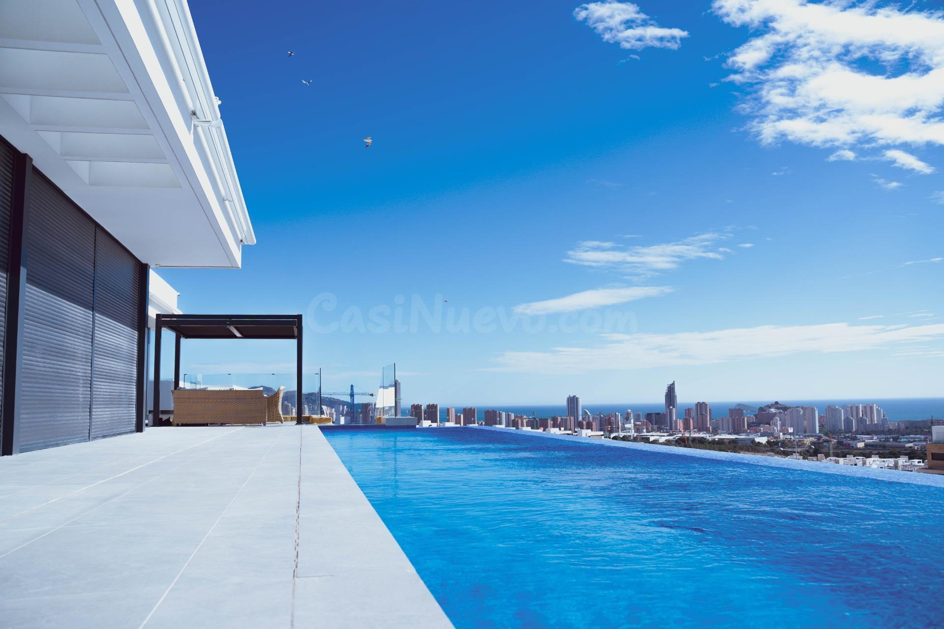 Exclusiva villa contemporánea con piscina infinity y vistas panorámicas al mar - foto 3