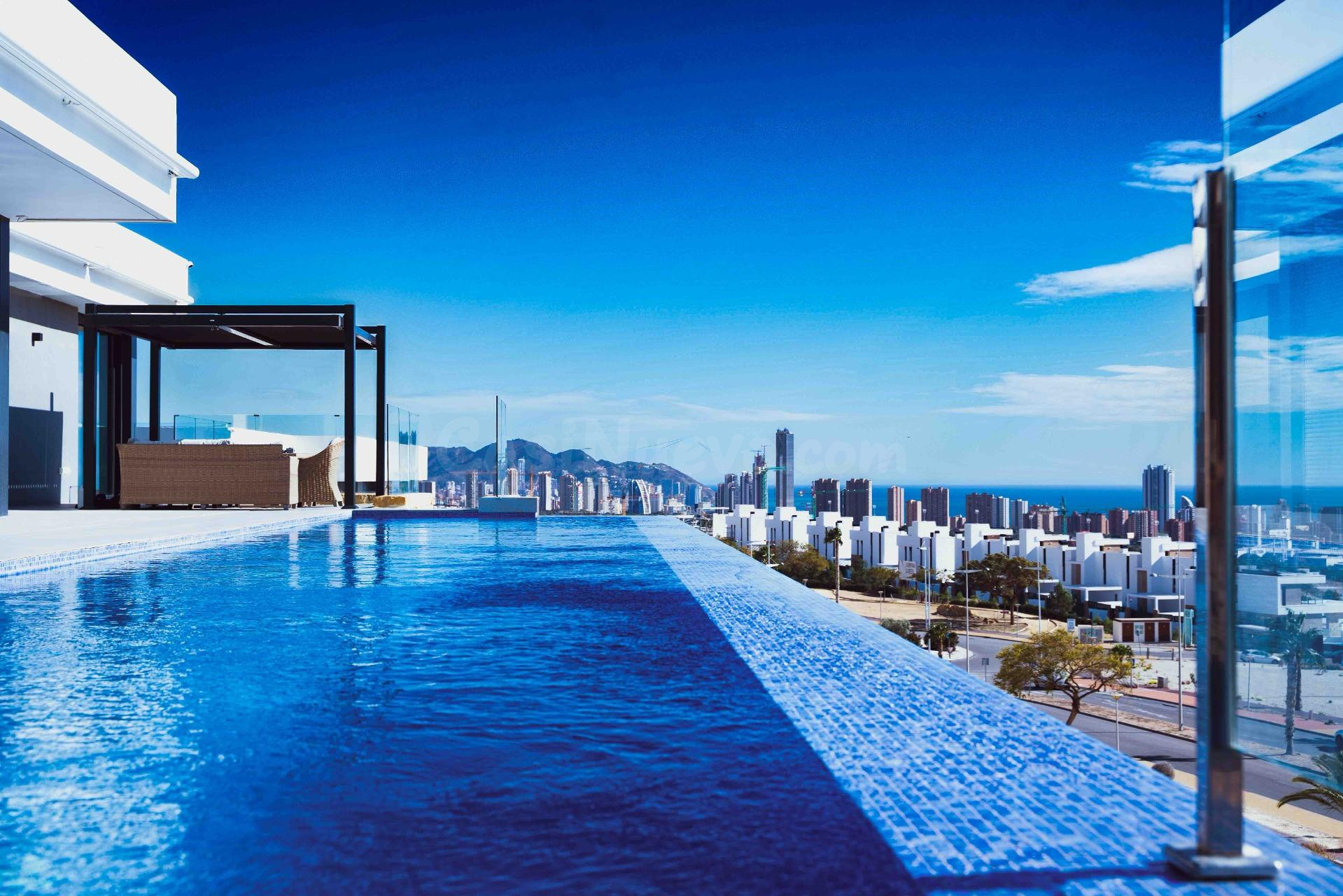 Exclusiva villa contemporánea con piscina infinity y vistas panorámicas al mar - foto 4