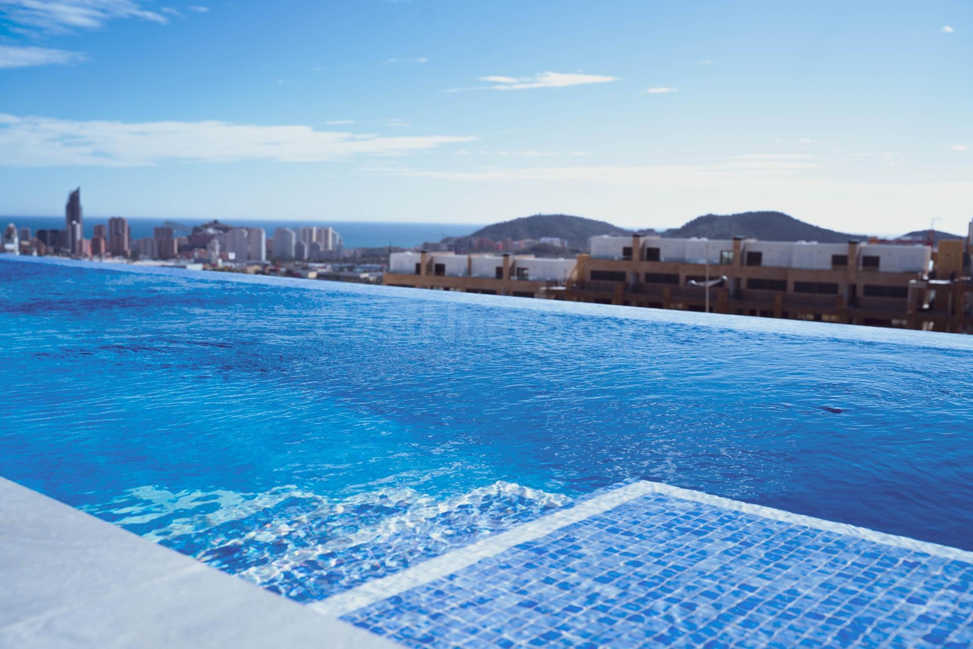 Exclusiva villa contemporánea con piscina infinity y vistas panorámicas al mar - foto 5