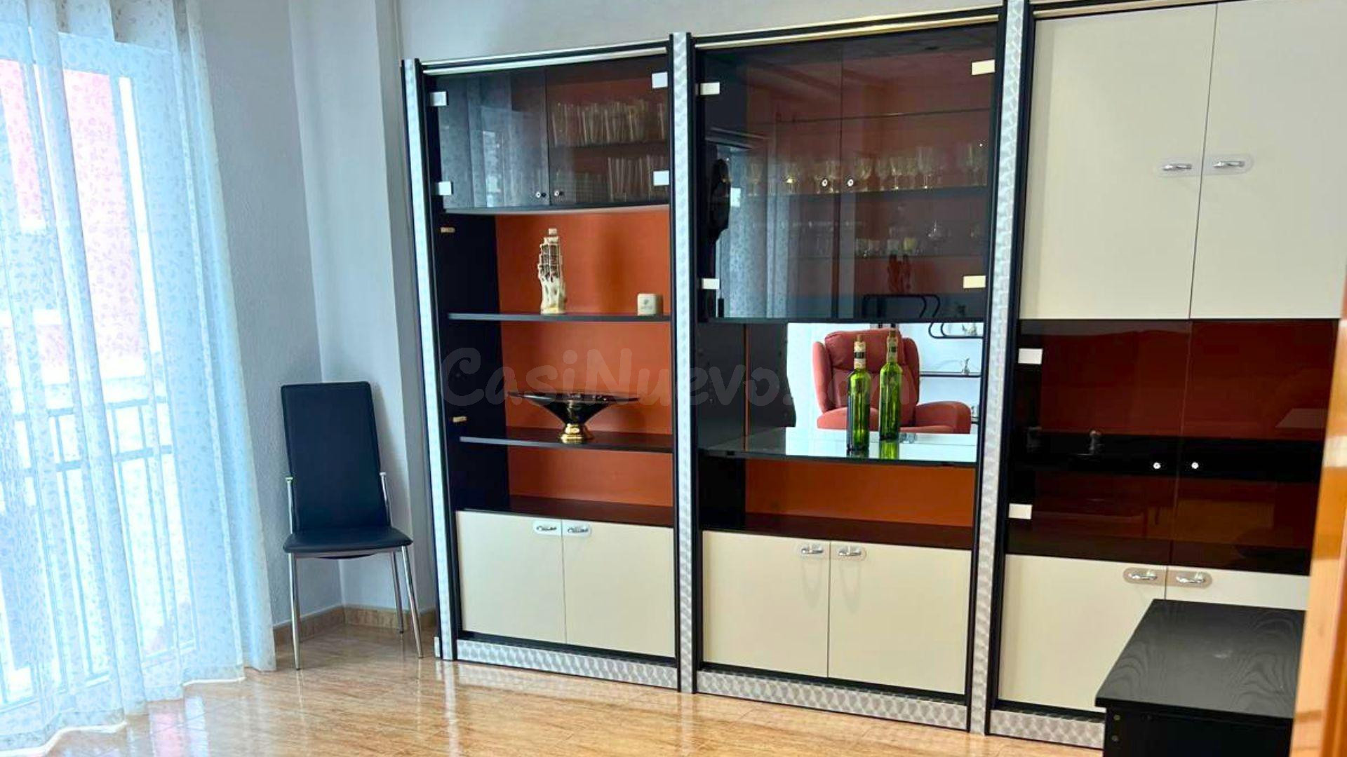 Piso en venta de 3 dormitorios con patio interior en Elche - foto 2