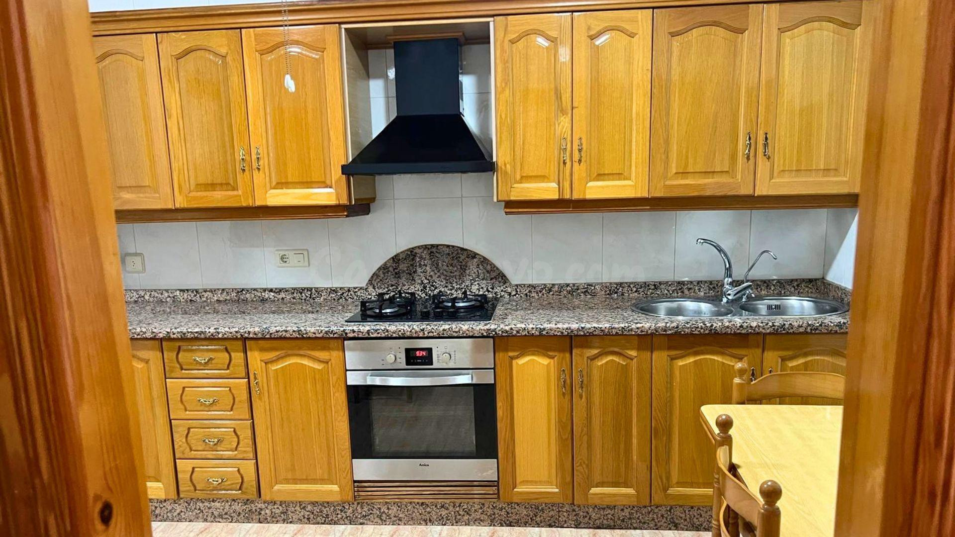 Piso en venta de 3 dormitorios con patio interior en Elche - foto 5
