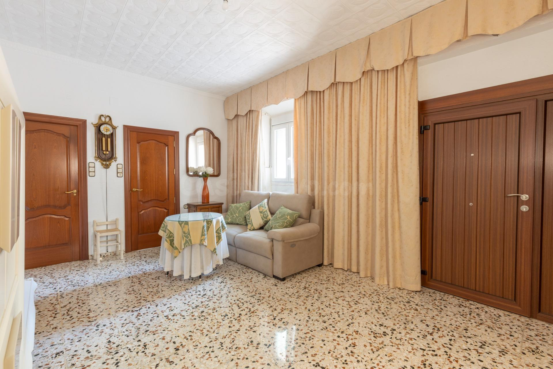 OPORTUNIDAD DE VENTA DE PISO EN ZONA ANCHA DE CAPUCHINOS - foto 2