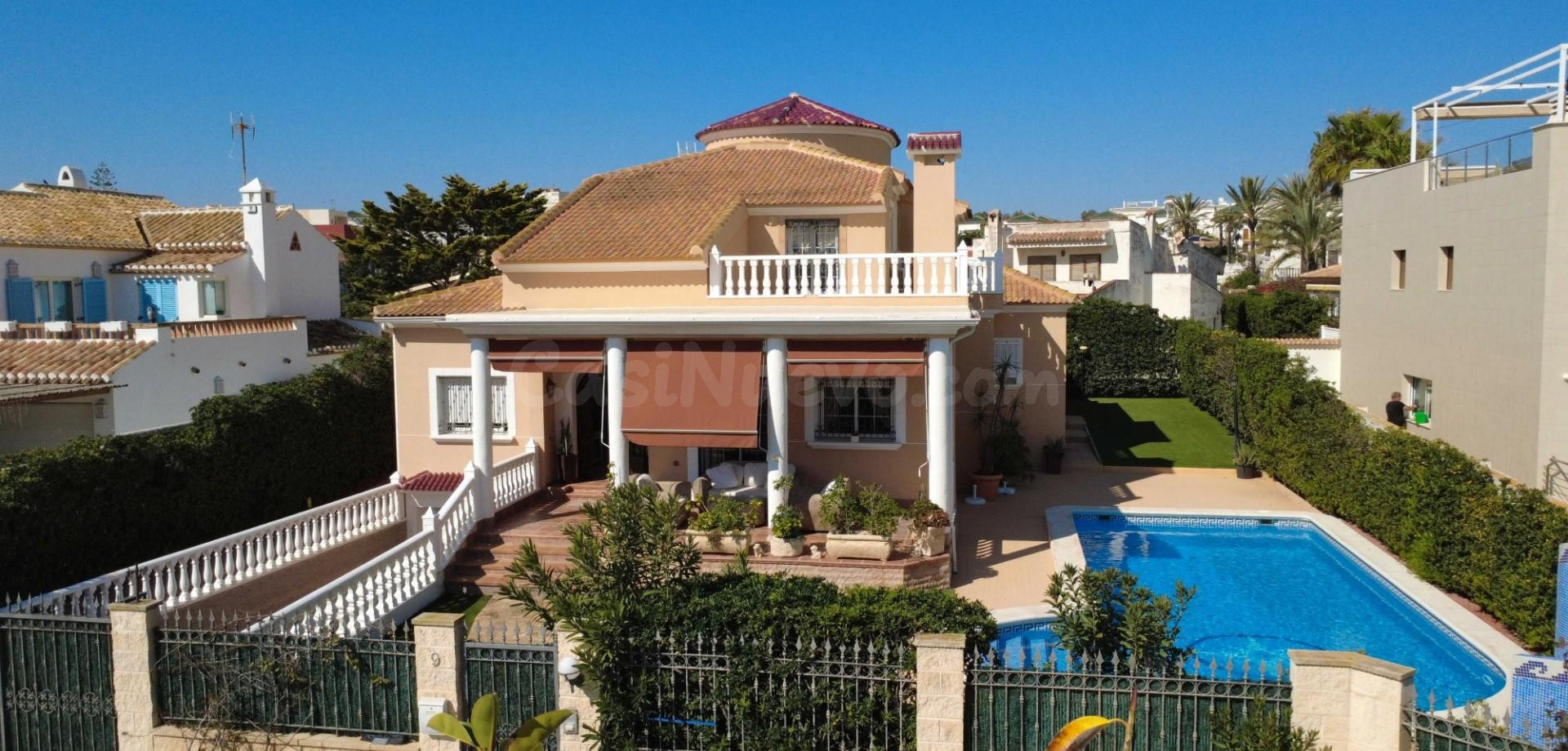Espectacular villa en Molino Blanco con piscina privada, jardín, barbacoa y 440 m2 construidos