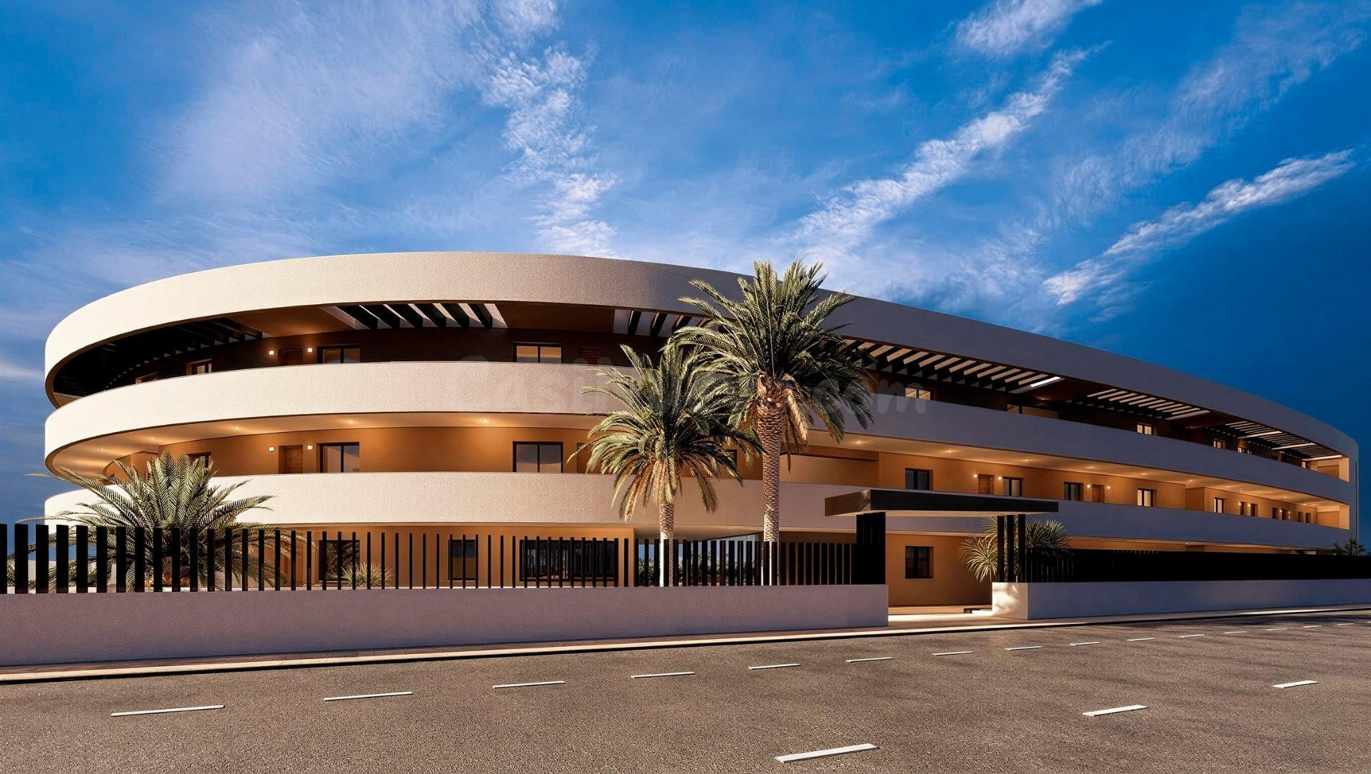 Apartamentos de lujo frente al campo de golf y cerca del mar