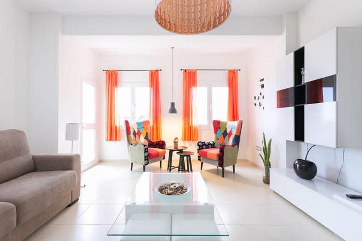 Apartamento en Alquiler con Vistas al Mar y Montaña en Bajam