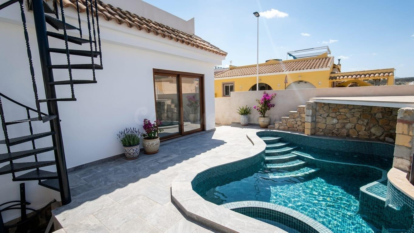 VILLA CON PISCINA EN REFORMA, CON MUCHO POTENCIAL - foto 3