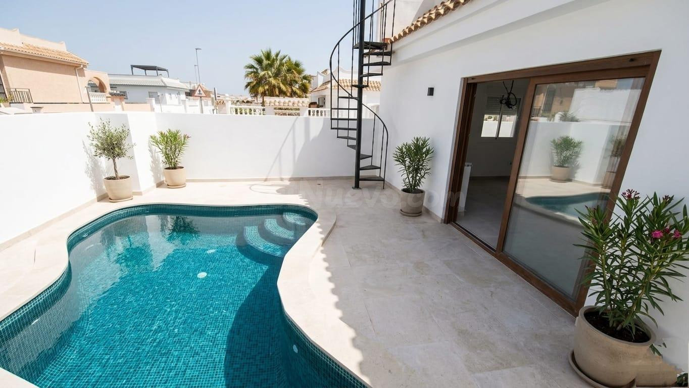VILLA CON PISCINA EN REFORMA, CON MUCHO POTENCIAL - foto 4