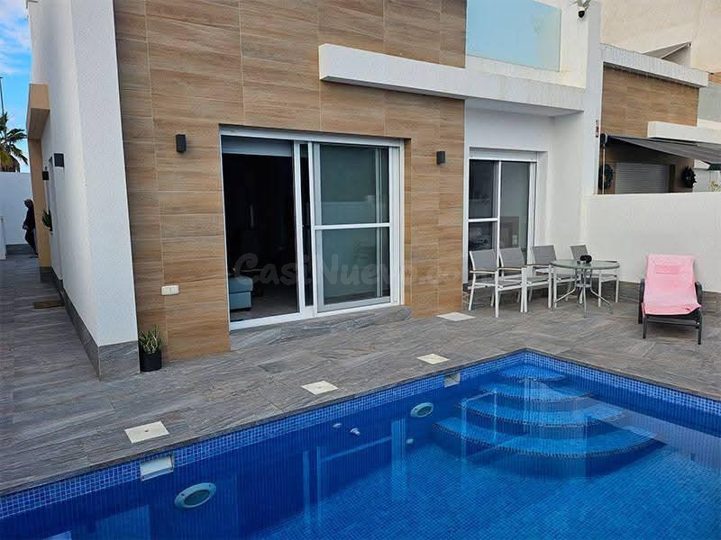 Villa moderna independiente en venta en Avileses con piscina