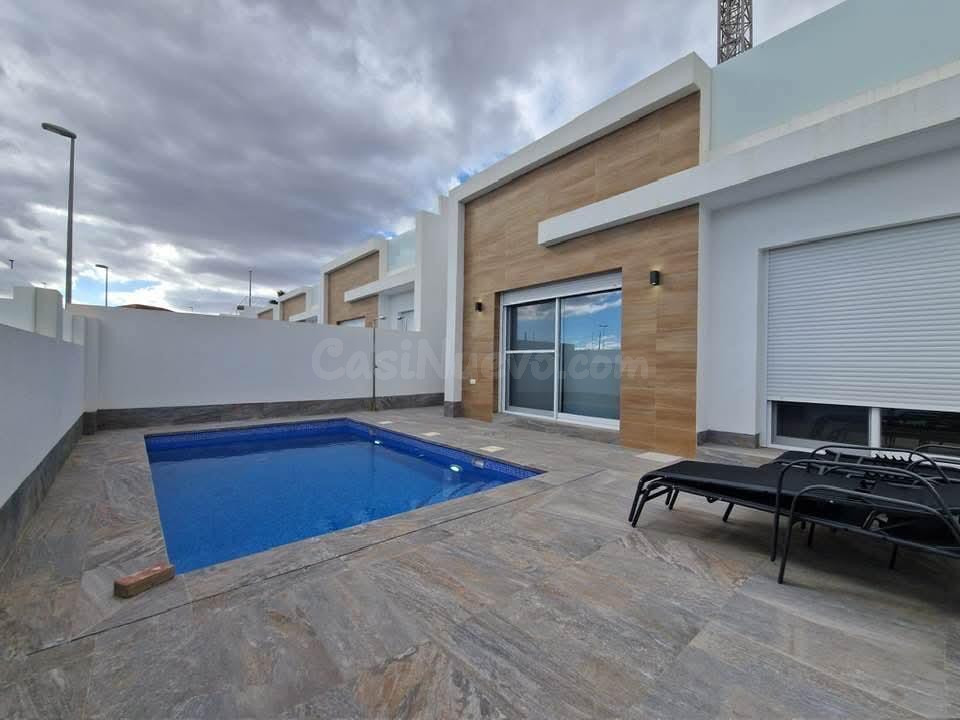 Villa moderna independiente en venta en Avileses con piscina - foto 2