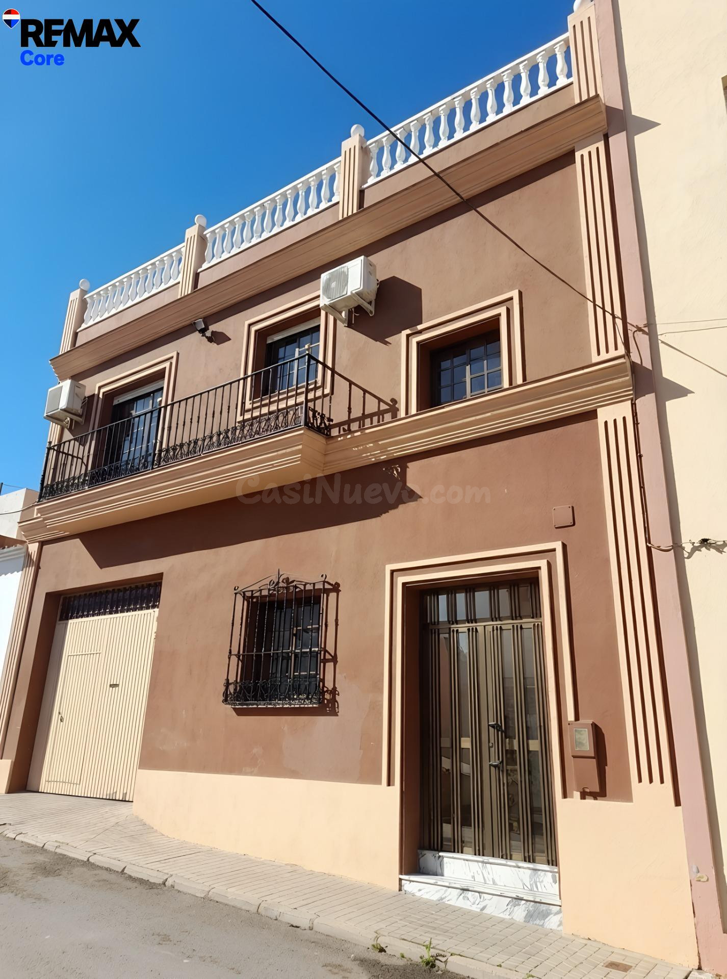 Amplia Vivienda de Tres Plantas con Cochera para Cuatro Coches