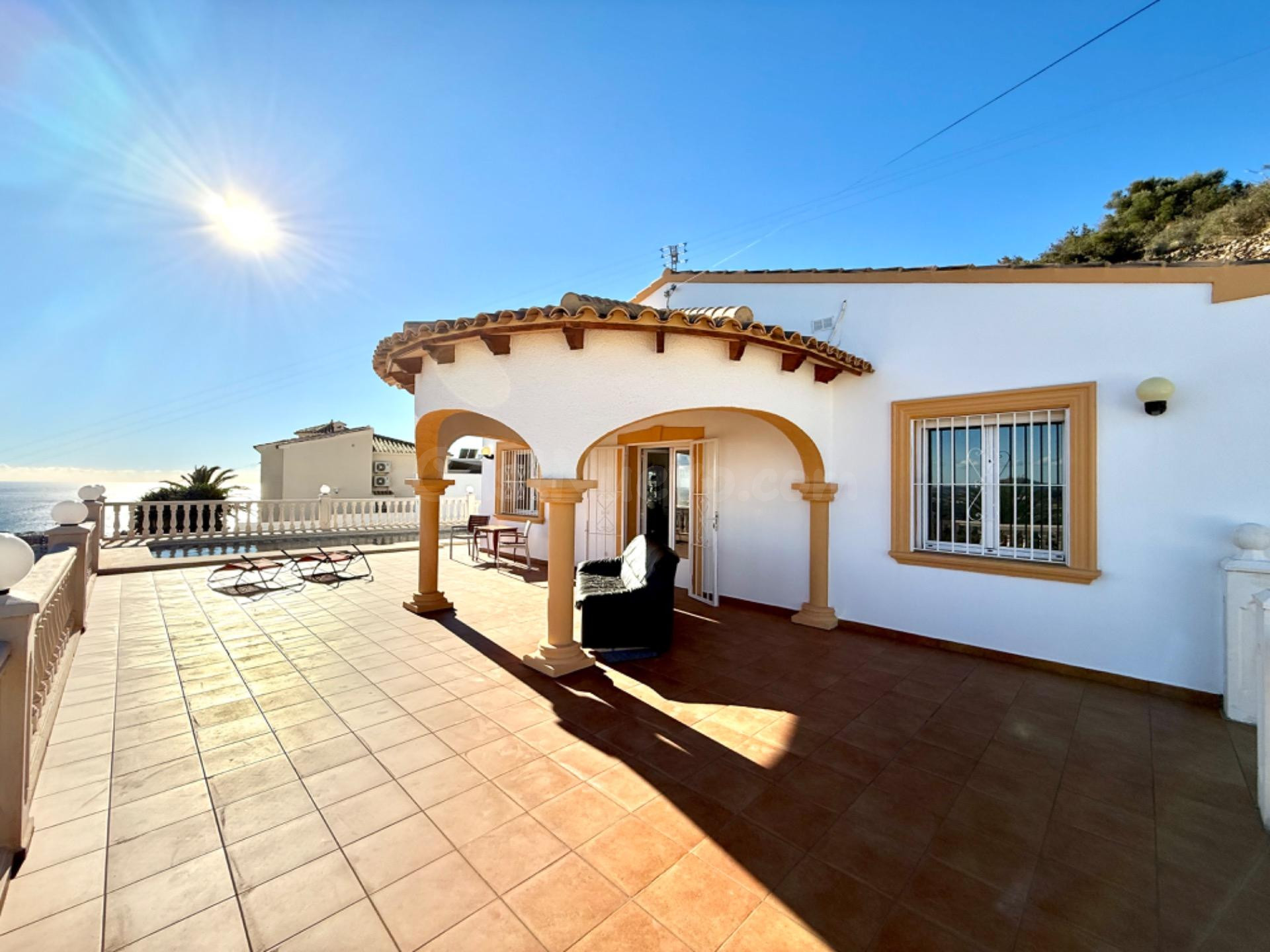 SE VENDE BONITA CASA CON VISTAS AL MAR EN CALPE - foto 2
