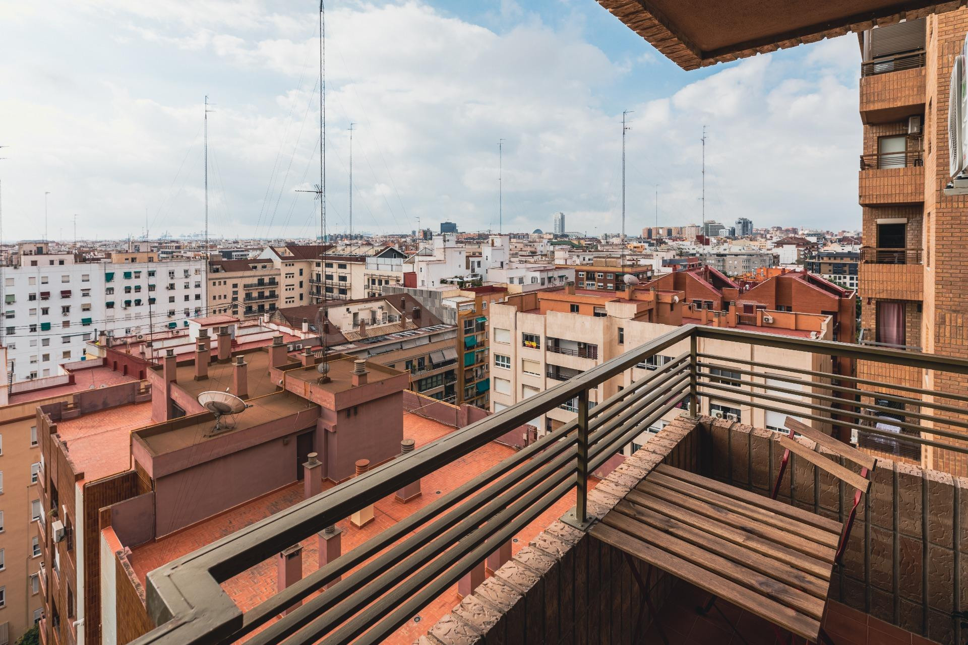 Exquisito Piso en Mestalla, Valencia – Lujo y Comodidad.