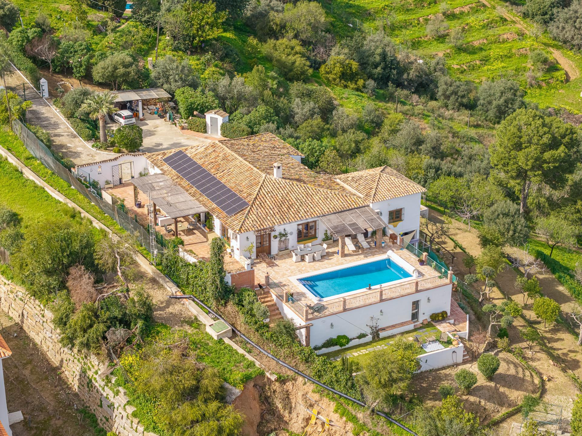 Villa con parcela de 6.000 m2, vistas al mar y suite indepen - foto 2
