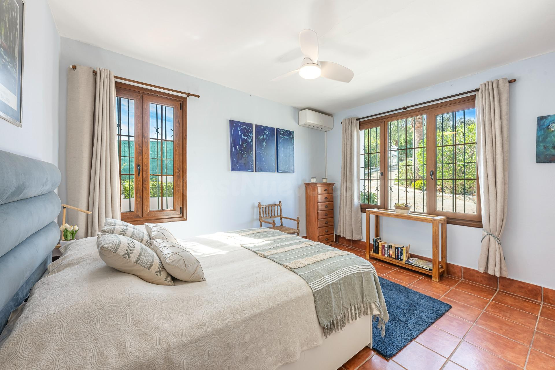 Villa con parcela de 6.000 m2, vistas al mar y suite indepen - foto 4