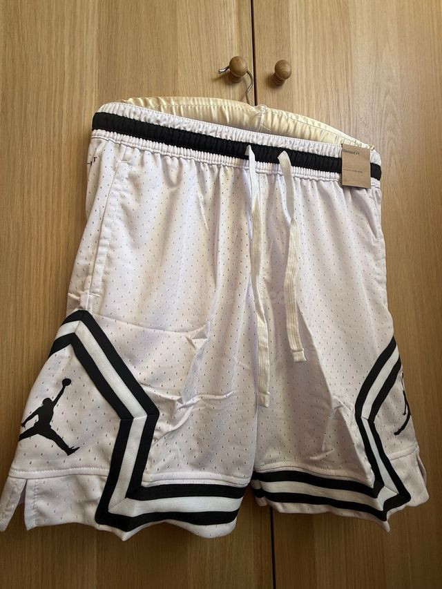 Pantalones Cortos Jordan Blancos y Negros - foto 2