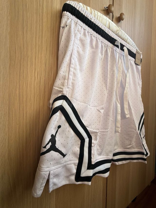 Pantalones Cortos Jordan Blancos y Negros - foto 3