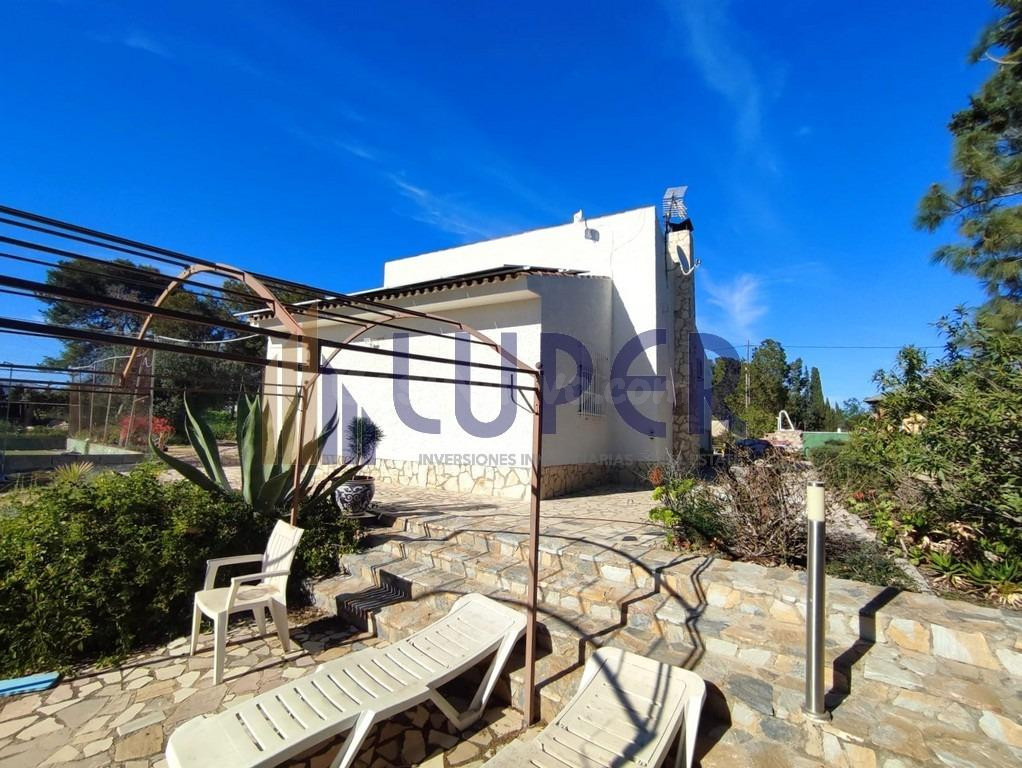 Chalet independiente con dos viviendas en parcela urbana de  - foto 2